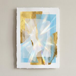 Divine Light Collage: transparente Papierschichten in Himmelblau und Weiß mit Goldfolie, durchzogen von Lichtbrechungen